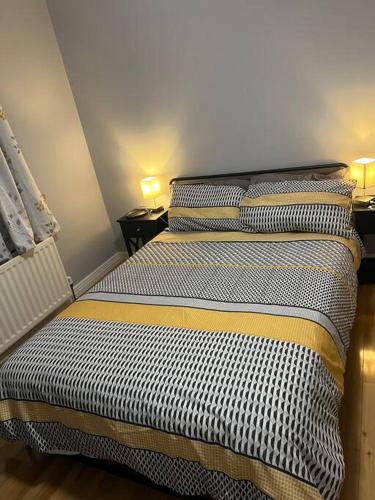 - une chambre avec un lit et 2 oreillers dans l'établissement Walk to the city center!, à Derry Londonderry