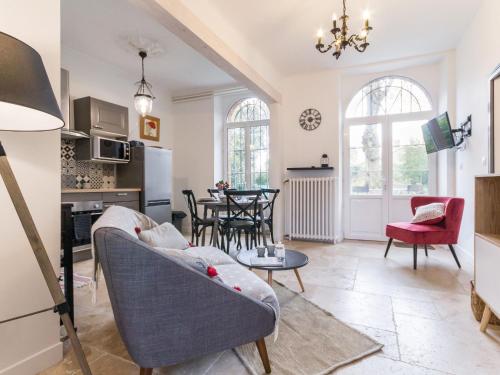 un salon avec un canapé et une table dans l'établissement Gîte de charme entre Nantes et Côte de Jade - Jardin privé, équipement bébé, wifi, animaux acceptés - FR-1-306-852, à Vue