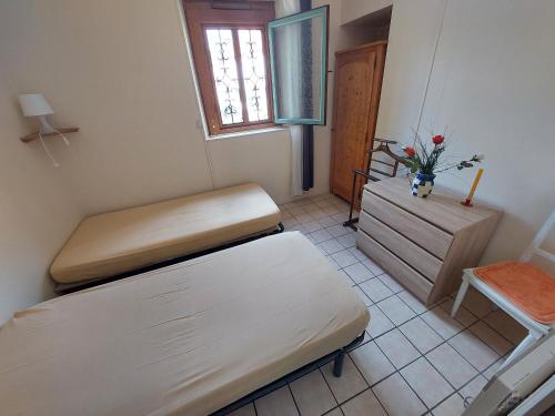 um quarto com duas camas e uma mesa e uma janela em Gîte Villemurlin, 3 pièces, 4 personnes - FR-1-590-100 em Villemurlin