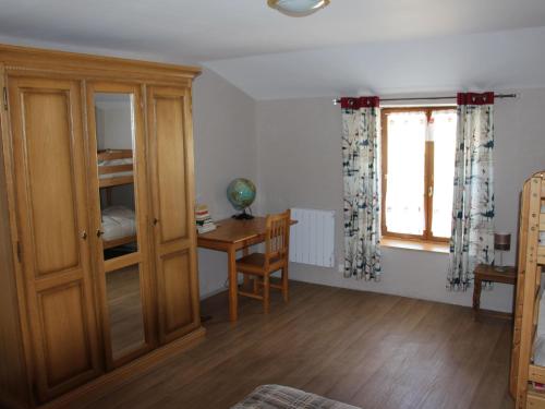 Cette chambre comprend un bureau, une armoire et une fenêtre. dans l'établissement Gîte champêtre avec pêche, animaux admis - FR-1-585-6, à Halles-sous-les-Côtes