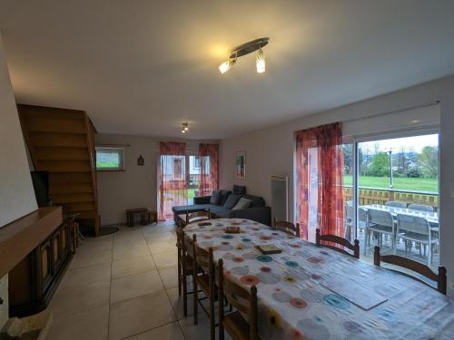 un salon avec une table et un canapé dans l'établissement Gîte Alsace proche forêts, randonnée, stations de ski, 2 salons, terrasse sud, cheminée, animaux acceptés - FR-1-589-200, à Saulcy-sur-Meurthe