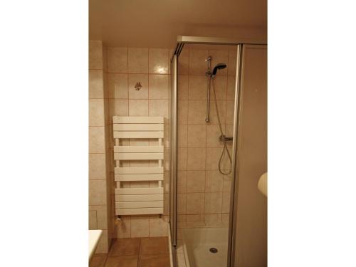 Ένα μπάνιο στο Gîte paisible avec terrasse et WIFI, proche de Gérardmer - 2 chambres, animaux acceptés - FR-1-589-216