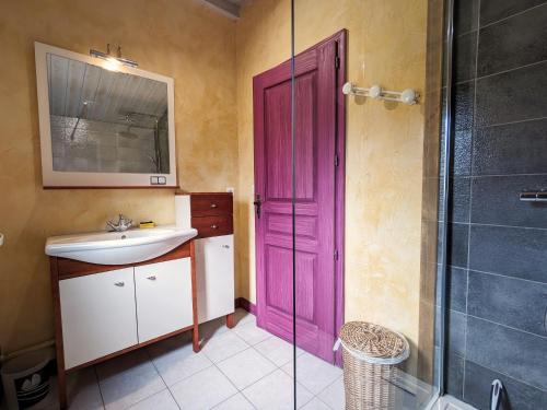 een badkamer met een roze deur en een wastafel bij Gîte Vagney, 4 pièces, 6 personnes - FR-1-589-283 in Vagney