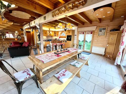 une cuisine et un salon avec une table et des chaises dans l'établissement Chalet Montagne avec Spa, Sauna & Proche Pistes - Gérardmer - FR-1-589-114, à Gérardmer