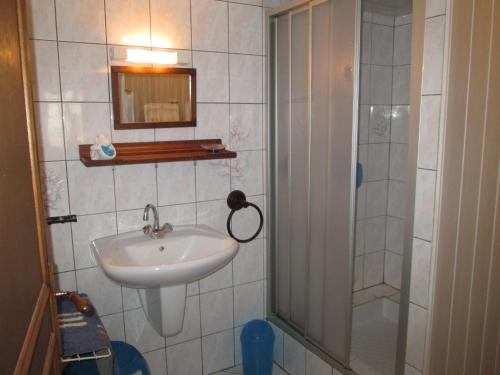 a bathroom with a sink and a shower at Maison cosy avec terrasse, 3 chambres, wifi, animaux acceptés, idéal pour familles en Meuse - FR-1-585-2 in Bréhéville