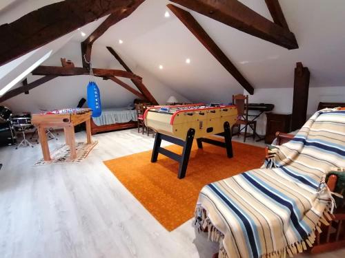 um quarto no sótão com uma mesa de pingue-pongue e 2 camas em Gîte Congrier, 7 pièces, 14 personnes - FR-1-600-34 em Congrier