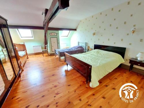 1 dormitorio con 1 cama y suelo de madera en Gîte Renazé, 4 pièces, 8 personnes - FR-1-600-52, en Renazé