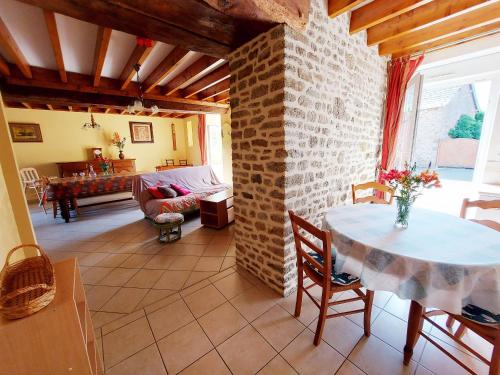 sala de estar con mesa y sofá en Gîte Saint-Mars-sur-Colmont, 4 pièces, 6 personnes - FR-1-600-100, en Saint-Mars-sur-Colmont