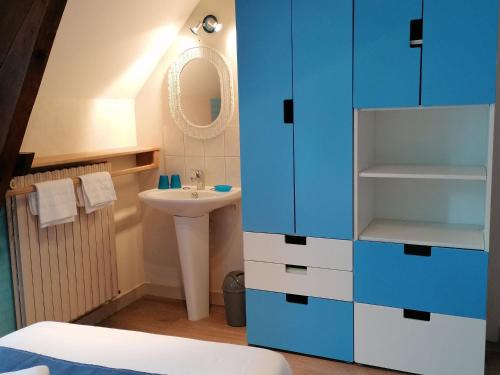 baño con lavabo y armario azul en Gîte Brécé, 5 pièces, 8 personnes - FR-1-600-159, en Brécé