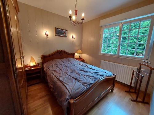 1 dormitorio con cama y ventana en Gîte Saint-Pierre-sur-Orthe, 4 pièces, 7 personnes - FR-1-600-185, en Saint-Pierre-sur-Orthe