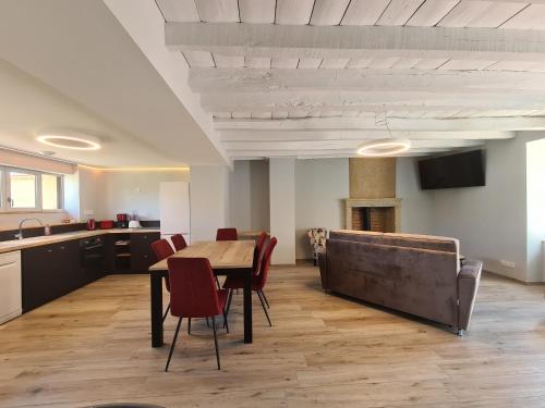 une cuisine et une salle à manger avec une table et des chaises dans l'établissement Longère Berrichonne rénovée, proche golf et base nautique, jardin clos, équipements sportifs à 100 m - FR-1-591-362, à Le Magny