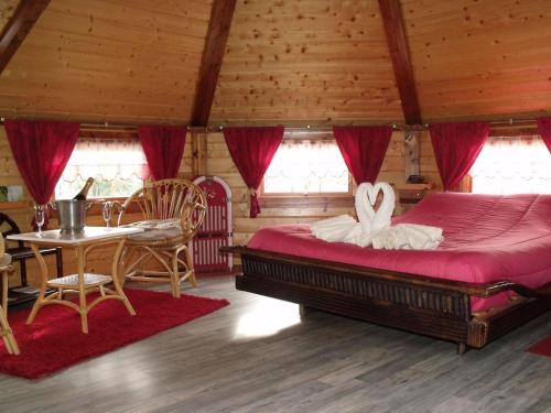 um quarto com uma cama grande e uma mesa em Maison Ferdrupt, 2 pièces, 2 personnes - FR-1-589-441 em Ferdrupt