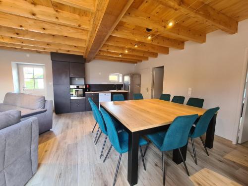 Fotografia z galérie ubytovania Gîte rénové 2022, 20 pers., 8 chambres, PMR, équipements sportifs, parking privé, proche Châtre - FR-1-591-363 v destinácii Le Magny