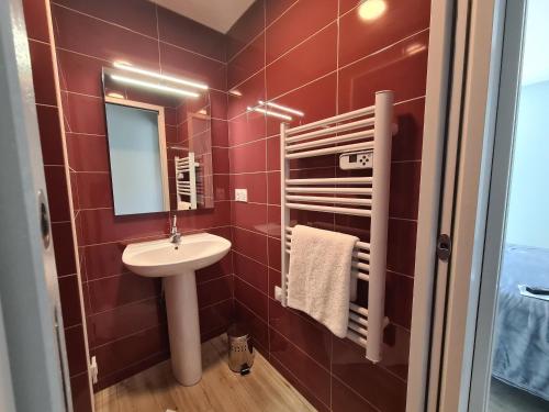 Photo de la galerie de l'établissement Gîte rénové 2022, 20 pers., 8 chambres, PMR, équipements sportifs, parking privé, proche Châtre - FR-1-591-363, à Le Magny