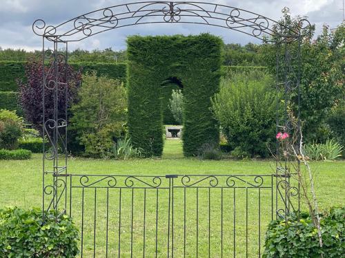 Сад в **Suite Familiale Spacieuse au Cœur de la Forêt de Montargis** - FR-1-590-335