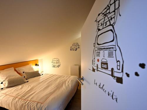 Gîte Millery, 1 pièce, 4 personnes - FR-1-584-289 : غرفة نوم مع سرير مع رسم على الحائط