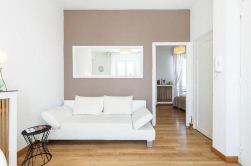 - un salon avec un canapé blanc dans l'établissement Deux pièces terrasse sous les étoiles, à Nice