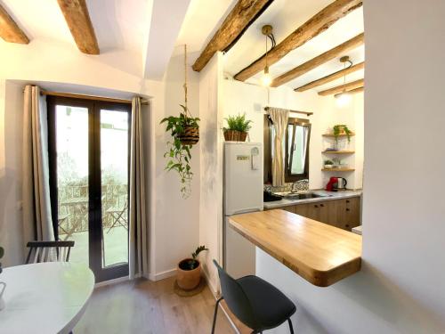 Virtuvė arba virtuvėlė apgyvendinimo įstaigoje Cozy Apartment Old Town Girona