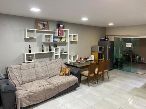 een woonkamer met een bank en een tafel bij Pousada Ferreira 415 in São Gabriel