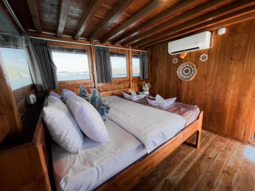 a large bed in the middle of a boat at Tour komodo in Labuan Bajo