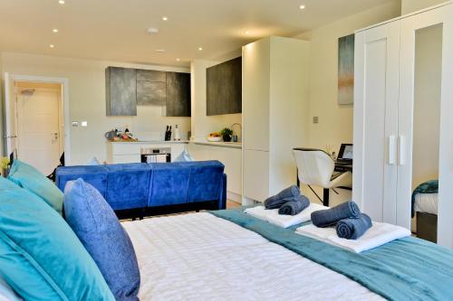 a bedroom with a large bed with blue pillows at Stunning apartment near citycentre & Oracle in Reading