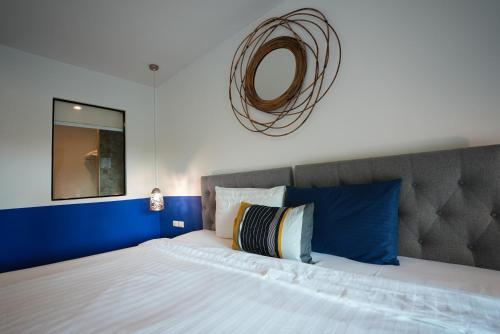Łóżko lub łóżka w pokoju w obiekcie KRAAM Silhouette Hotel & Cafe Phuket