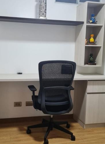a black office chair sitting in front of a desk at Casalba in Bello