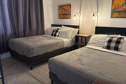 a hotel room with two beds and a table at Villa Bienvenida Costa Rica in Santa Cruz