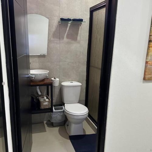 uma casa de banho com um WC e um lavatório em Villa Bienvenida Costa Rica em Santa Cruz