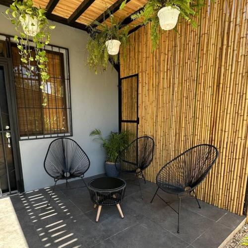 3 Stühle und ein Tisch auf einer Terrasse in der Unterkunft Villa Bienvenida Costa Rica in Santa Cruz