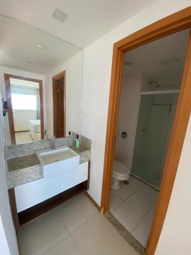 y baño con lavabo y aseo. en Apartamento beira mar Salvador Bahia, en Salvador