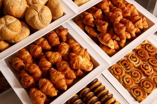 un mucchio di croissant e altri prodotti da forno in scatole di Holiday Inn Express Porto - Boavista, an IHG Hotel a Porto