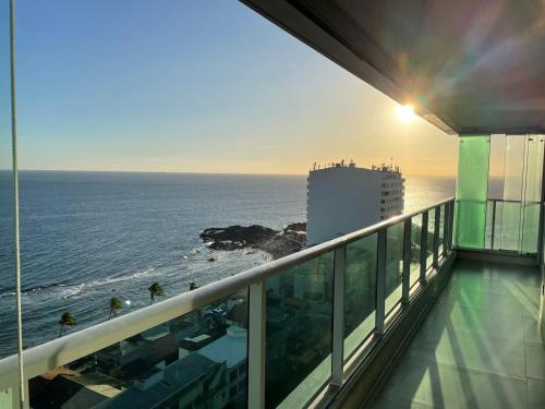vistas al océano desde el balcón de un edificio en Apartamento na Barra alto padrão com vista mar, en Salvador
