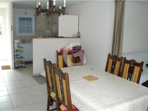 une salle à manger avec une table et une cuisine dans l'établissement Maison cosy, 600m de la plage, tout confort, jardin clôturé, La Tranche-sur-Mer - FR-1-357-28, à La Tranche-sur-Mer