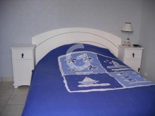 une chambre avec un lit avec une couette bleue dans l'établissement Maison cosy, 600m de la plage, tout confort, jardin clôturé, La Tranche-sur-Mer - FR-1-357-28, à La Tranche-sur-Mer