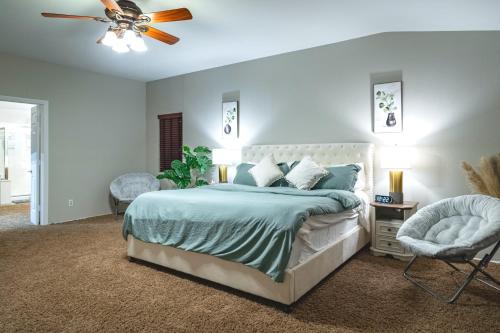 una camera con letto e ventilatore a soffitto di 5BR 3BA Family friendly entire home w pool, spa, games, tvs, and more a Las Vegas