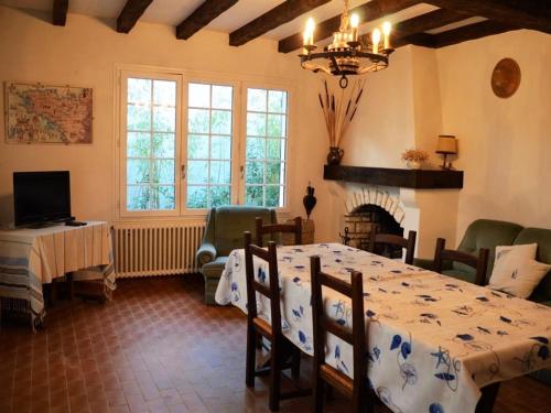 Photo de la galerie de l'établissement Maison familiale avec jardin clos, à 400m de la plage et proche commerces, La Tranche-sur-Mer - FR-1-22-235, à La Tranche-sur-Mer