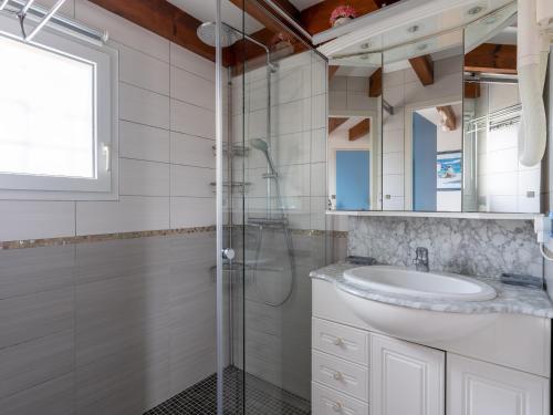 une salle de bain avec un lavabo et une douche dans l'établissement Maison T3 Biscarrosse Plage - Piscine - Terrasse - Près des Dunes - FR-1-319-173, à Biscarrosse-Plage
