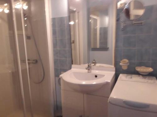 een badkamer met een wastafel, een toilet en een douche bij Maison La Faute-sur-Mer, 3 pièces, 4 personnes - FR-1-476-58 in La Faute-sur-Mer