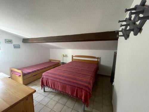 1 dormitorio con 2 camas en una habitación en Appartement Saintes-Maries-de-la-Mer, 3 pièces, 6 personnes - FR-1-475-29, en Saintes-Maries-de-la-Mer