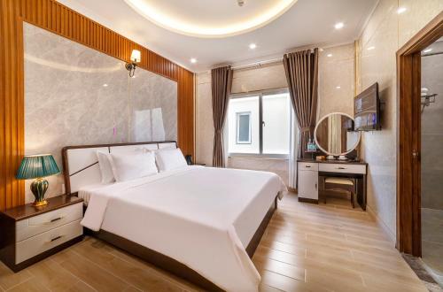 Postel nebo postele na pokoji v ubytování Savio Hotel Trieu Viet Vuong