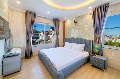 Postel nebo postele na pokoji v ubytování Savio Hotel Trieu Viet Vuong
