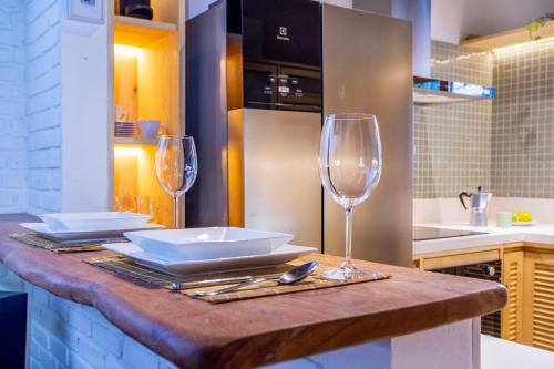 een keuken met twee wijnglazen op een aanrecht bij Casa Tranquila in Barra do Sahy