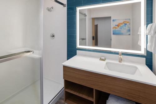 y baño con lavabo y espejo. en La Quinta Inn & Suites by Wyndham Williston Burlington en Williston