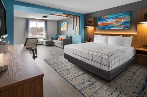 Säng eller sängar i ett rum på La Quinta Inn & Suites by Wyndham Williston Burlington