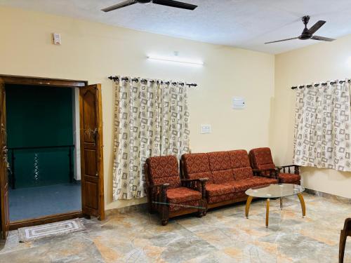 a waiting room with two chairs and a table at Friendly homestay in Mangalore-Greenview in Kankanādi