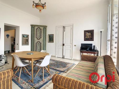 un salon avec un canapé et une table dans l'établissement Charmant 2 pièces à Menton - Climatisé, WIFI, proximité plages et commerces - FR-1-647-3, à Menton