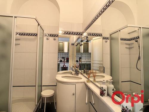 une salle de bain avec un lavabo et une douche dans l'établissement Charmant 2 pièces à Menton - Climatisé, WIFI, proximité plages et commerces - FR-1-647-3, à Menton