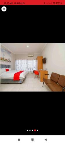une chambre d'hôtel avec un lit et un canapé dans l'établissement Reddoorz near JIEXPO Kemayoran 2, à Jakarta