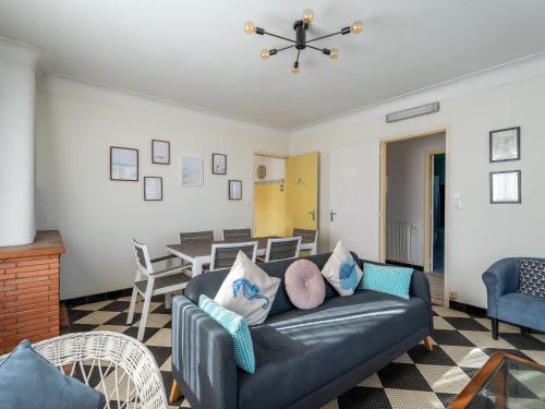 un salon avec un canapé et une table dans l'établissement Maison 2* à 150m de l’océan, 6 pers, terrasse, jardin, proche activités - FR-1-50-93, à Mimizan